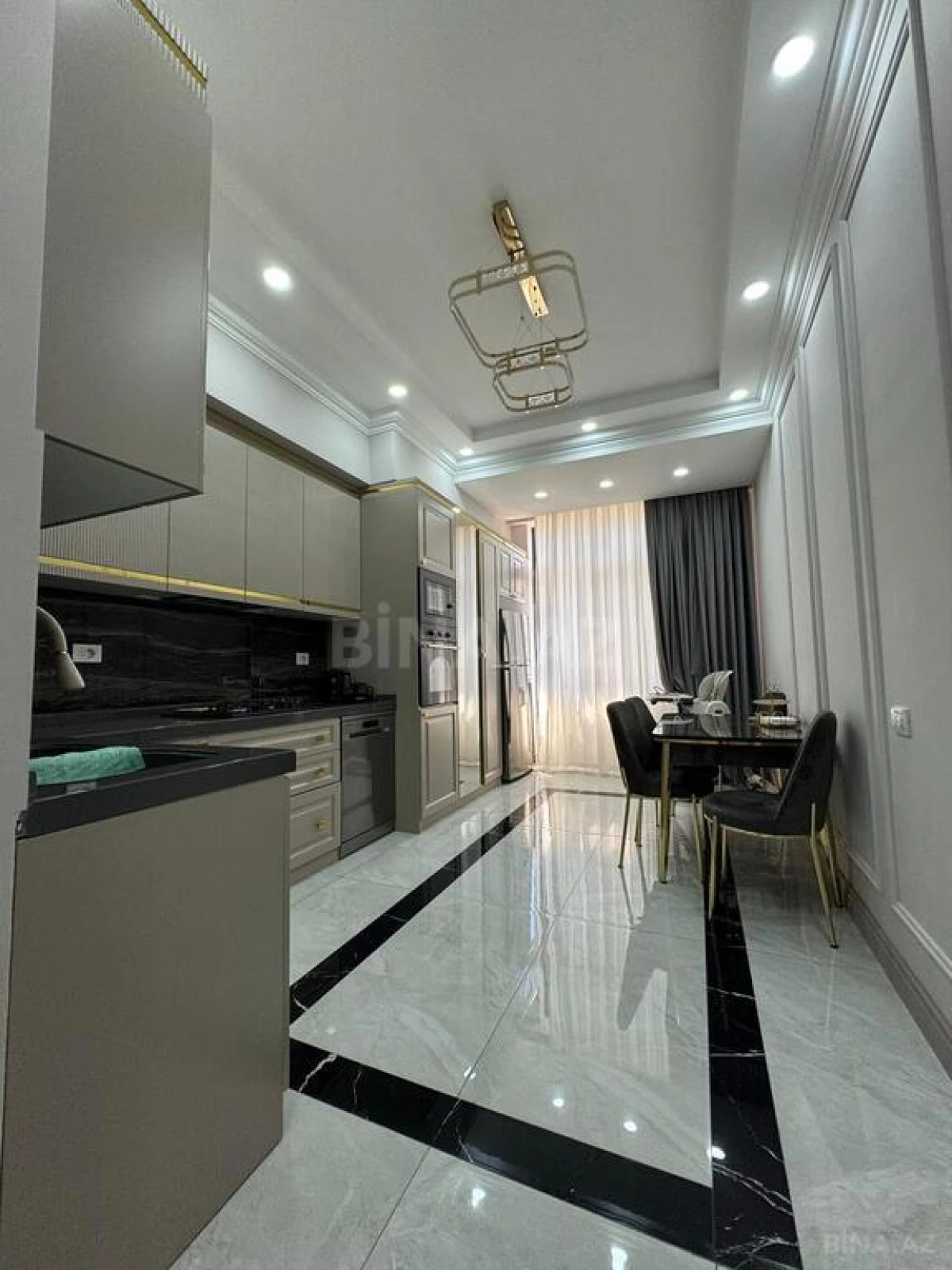 Satılır 3 otaqlı mənzil 135 m²