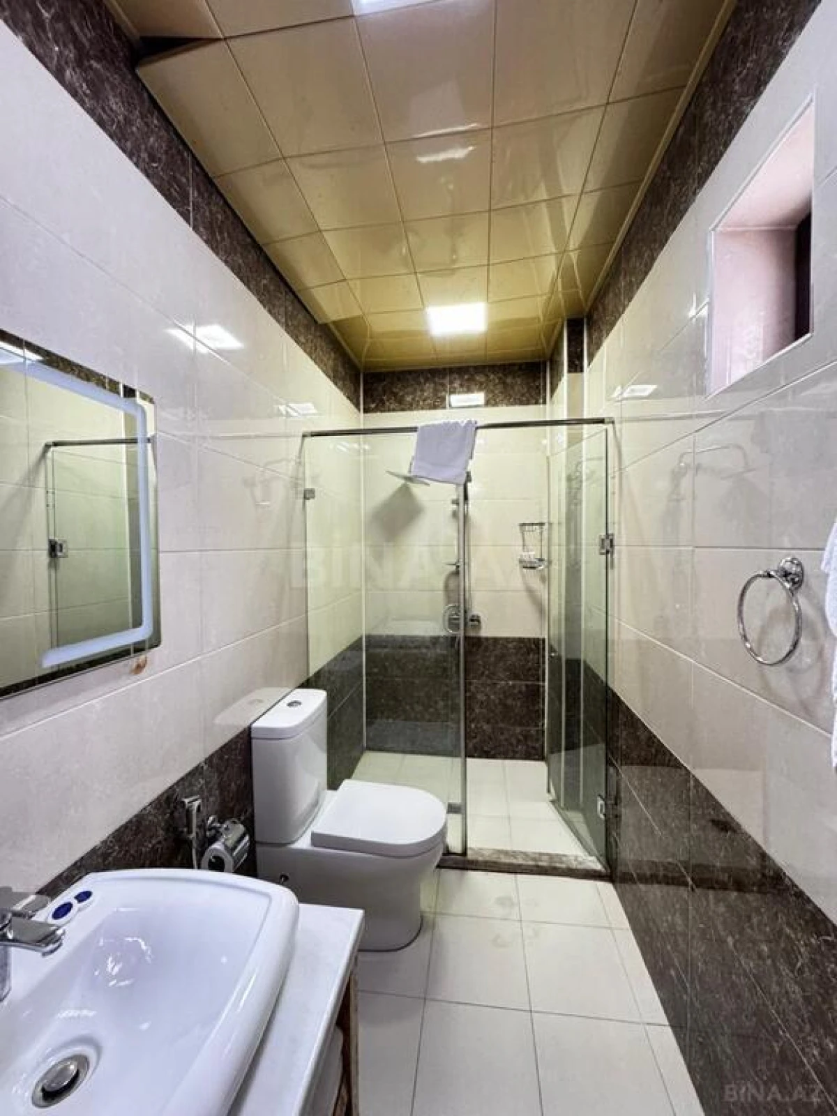 Satılır obyekt 704 m²