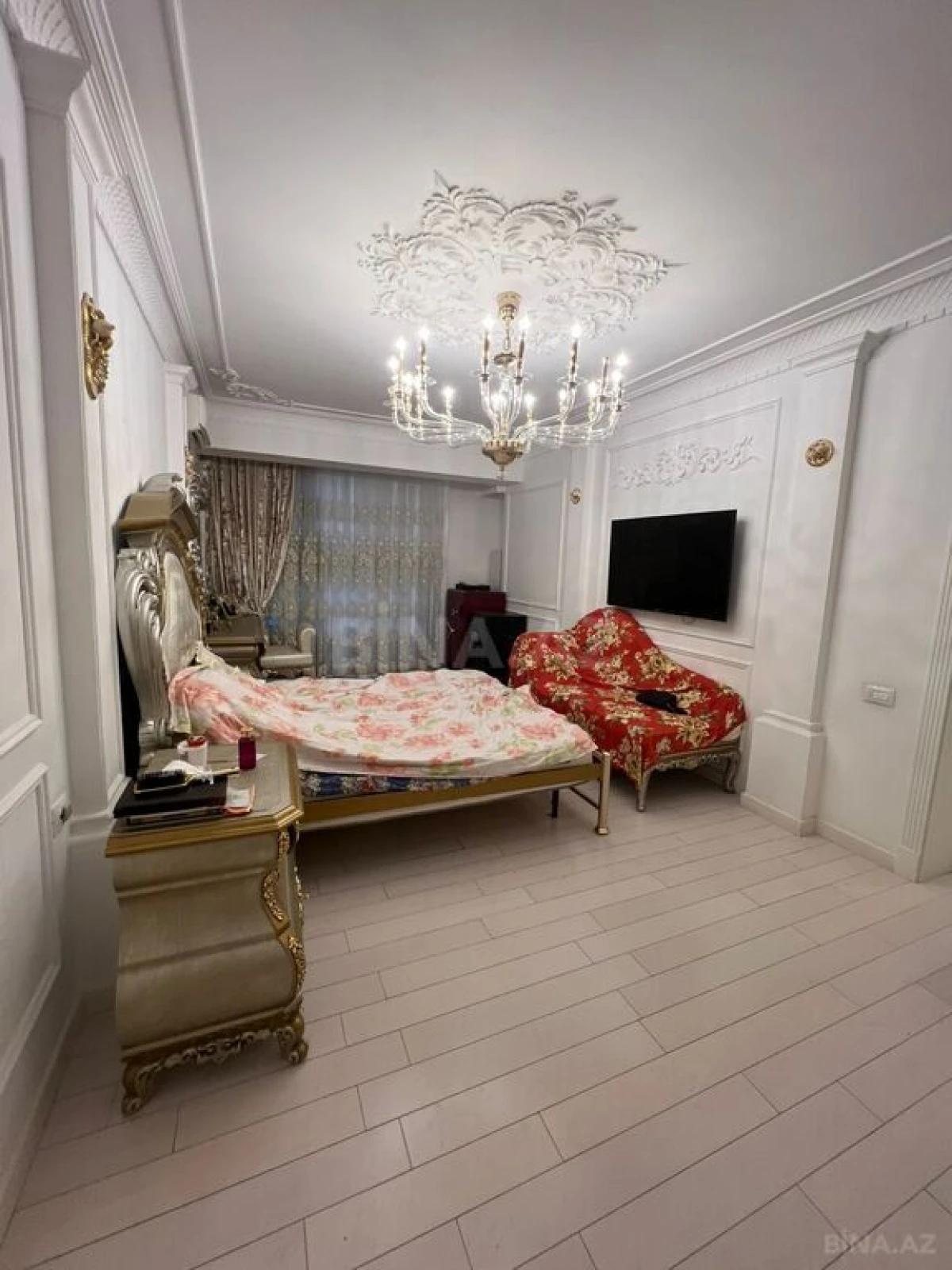 Satılır 4 otaqlı mənzil 181 m²