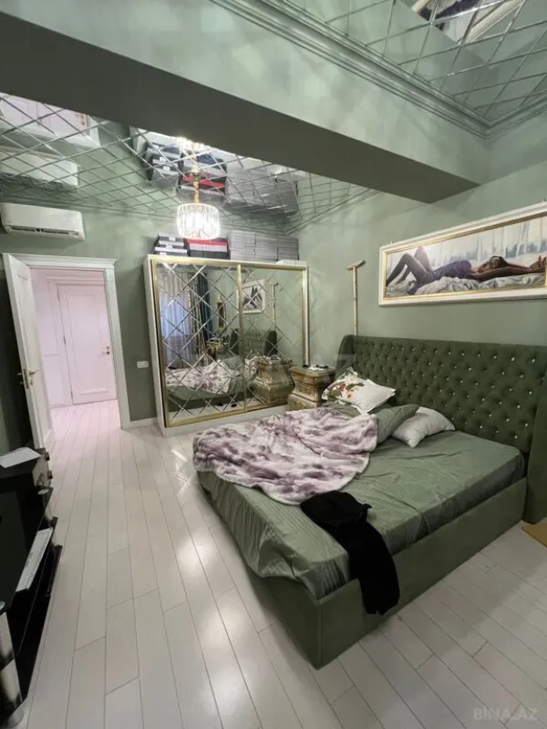 Satılır 4 otaqlı mənzil 181 m²