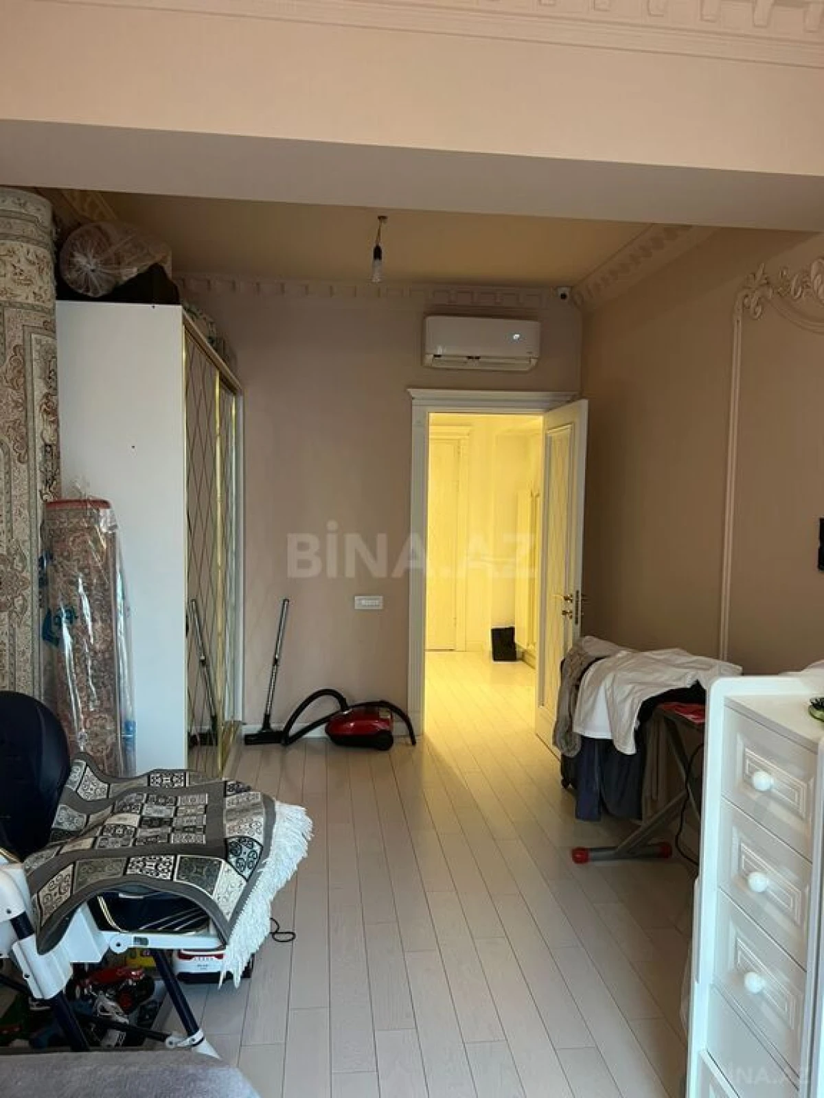 Satılır 4 otaqlı mənzil 181 m²