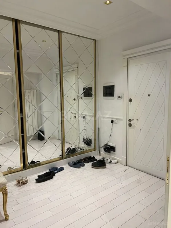 Satılır 4 otaqlı mənzil 181 m²