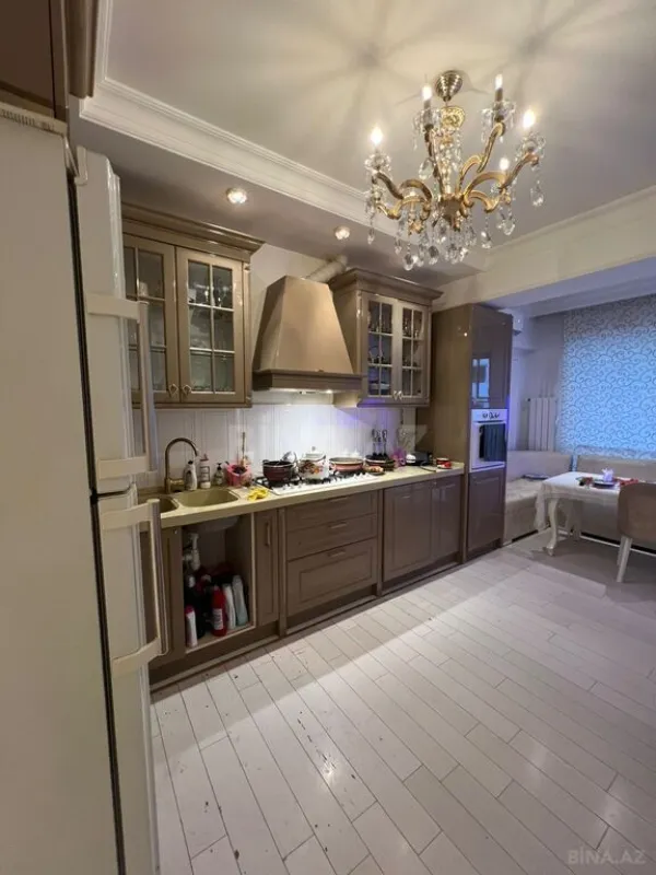 Satılır 4 otaqlı mənzil 181 m²
