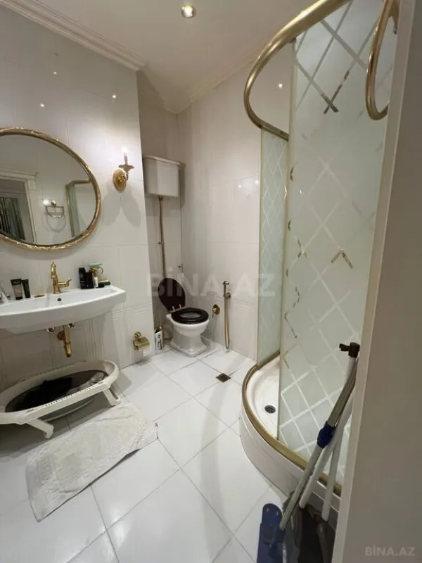 Satılır 4 otaqlı mənzil 181 m²