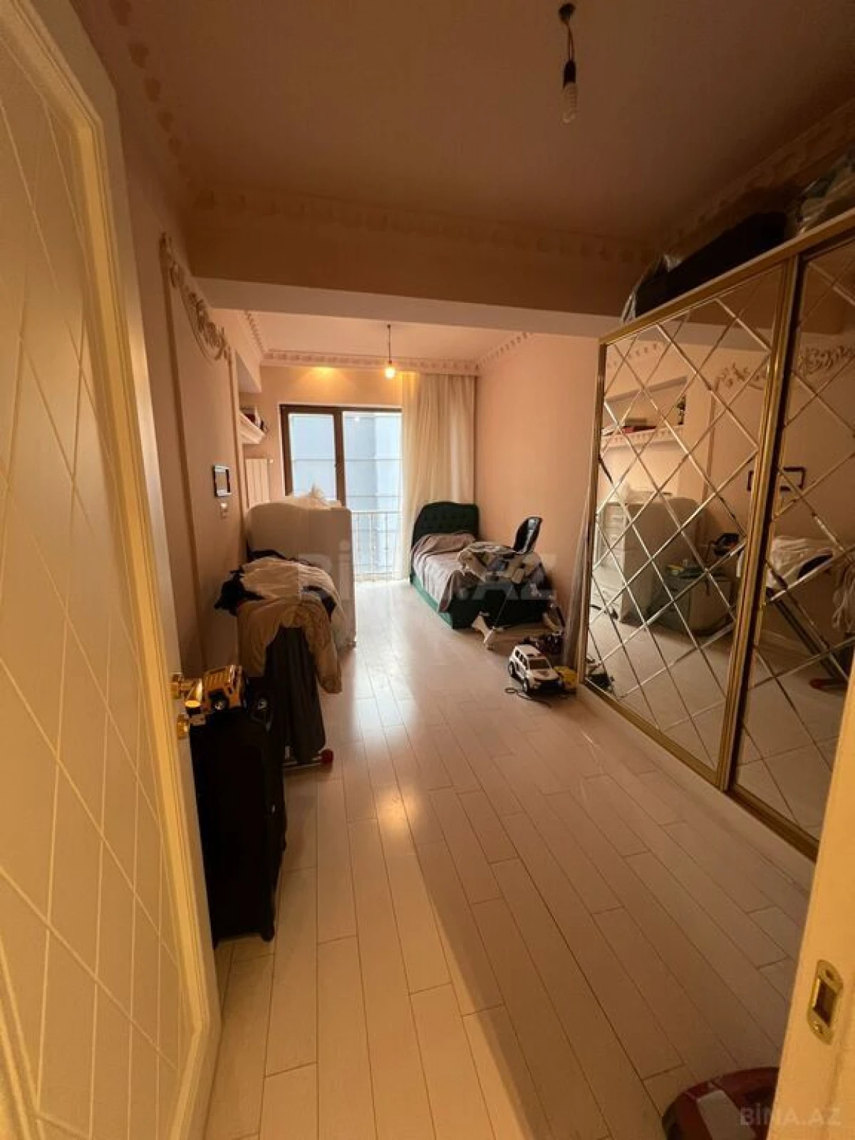 Satılır 4 otaqlı mənzil 181 m²