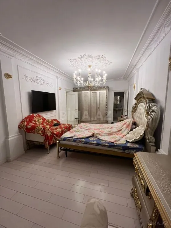 Satılır 4 otaqlı mənzil 181 m²