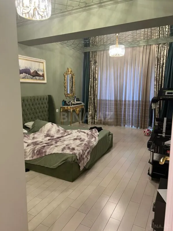 Satılır 4 otaqlı mənzil 181 m²