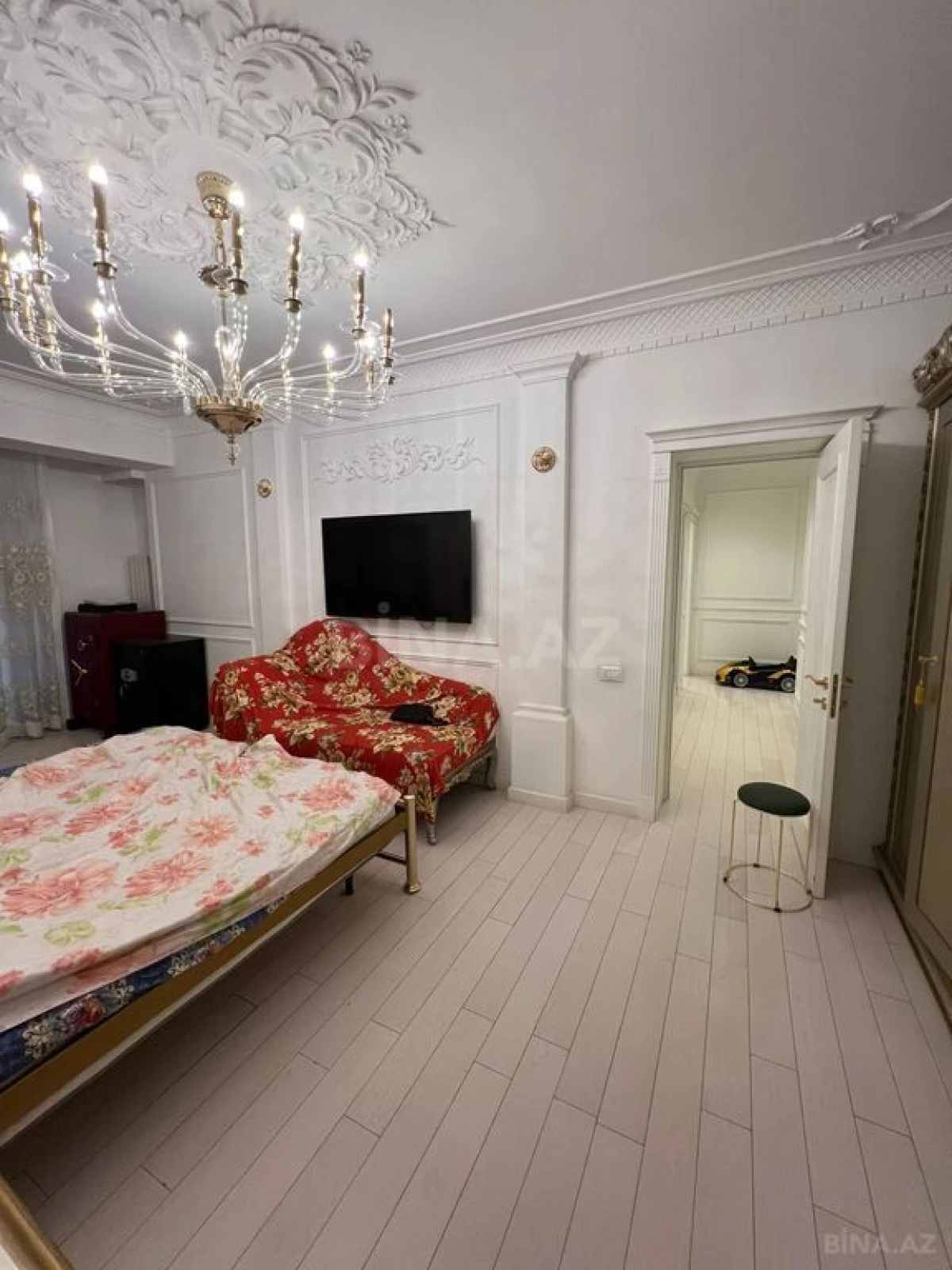 Satılır 4 otaqlı mənzil 181 m²