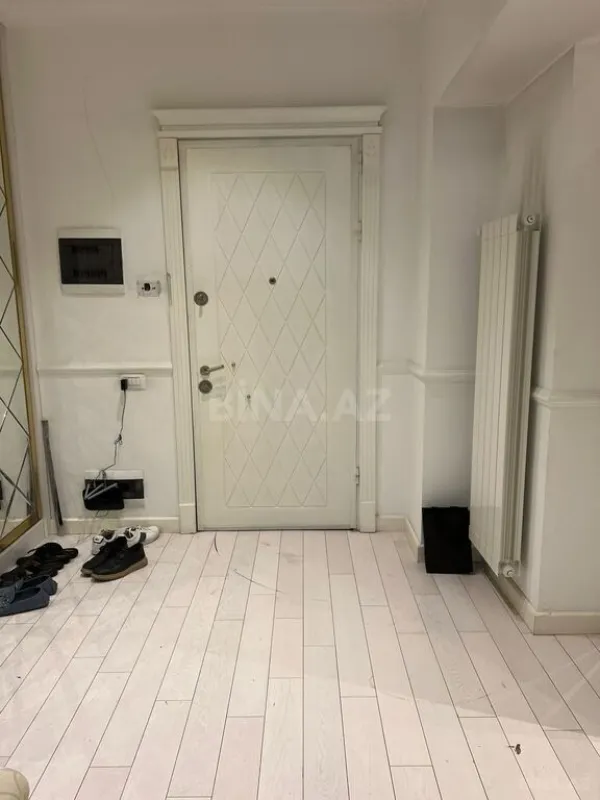 Satılır 4 otaqlı mənzil 181 m²