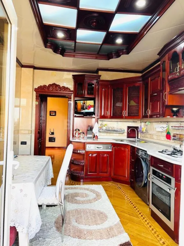 Satılır 4 otaqlı mənzil 155 m²