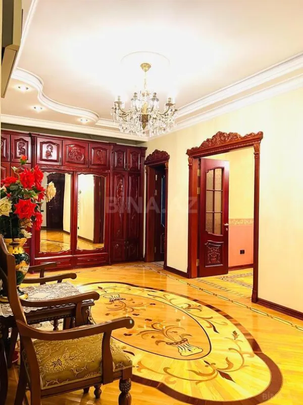 Satılır 4 otaqlı mənzil 155 m²