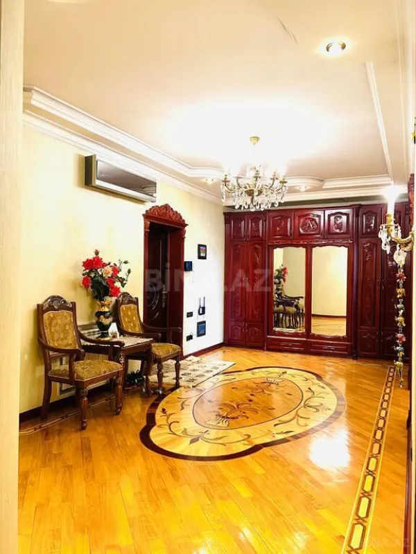 Satılır 4 otaqlı mənzil 155 m²