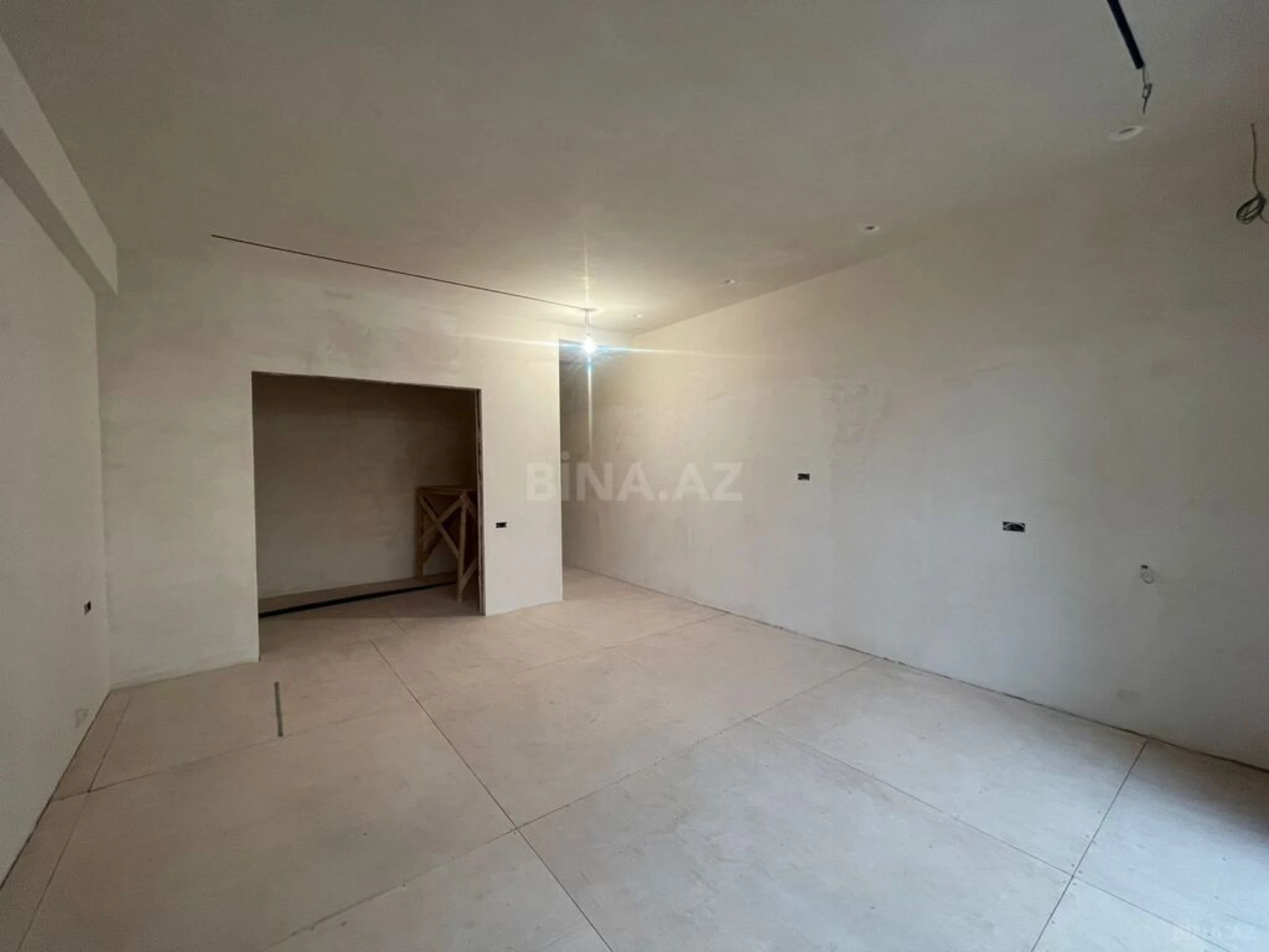Satılır 4 otaqlı mənzil 232 m²