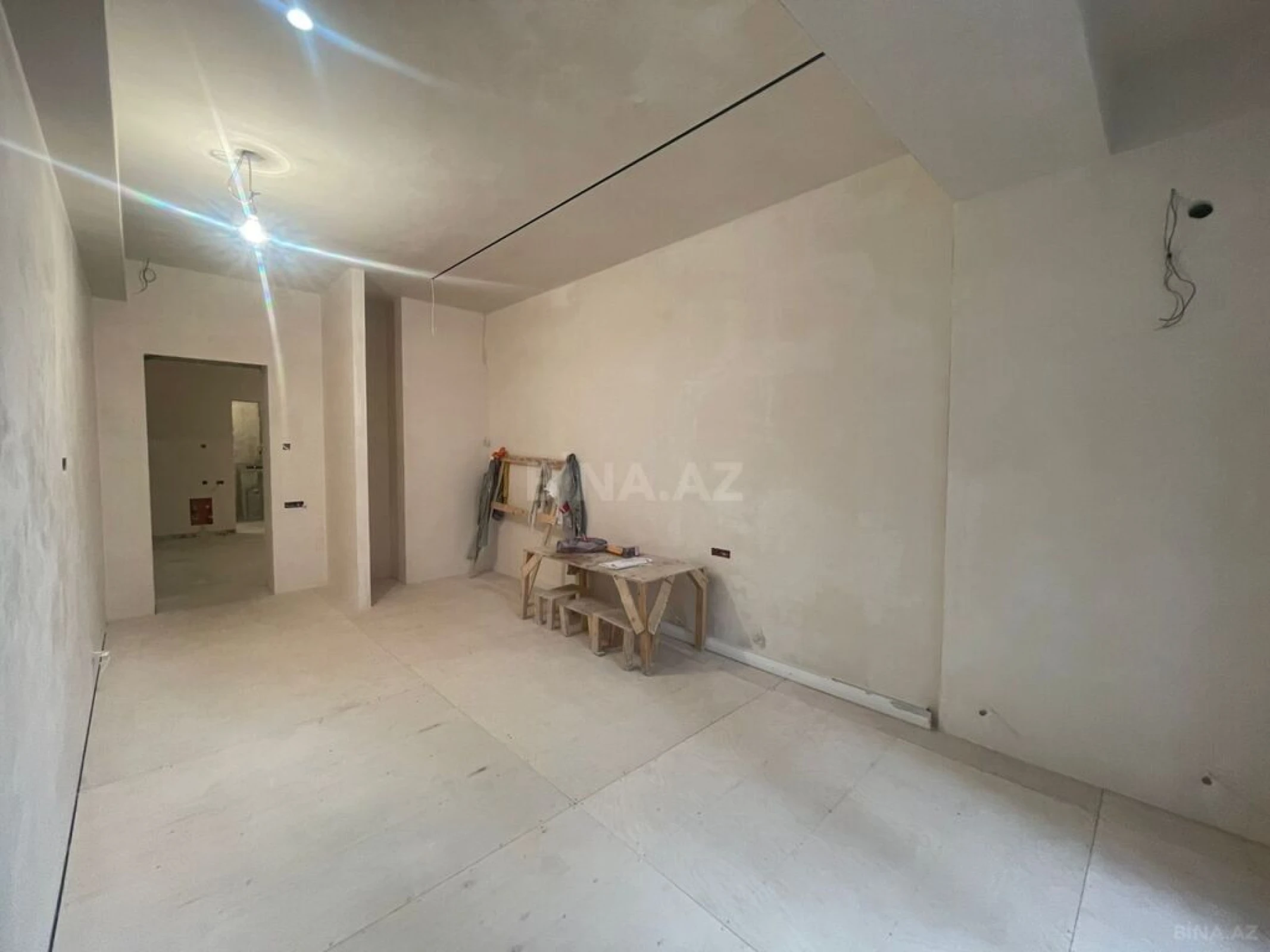 Satılır 4 otaqlı mənzil 232 m²