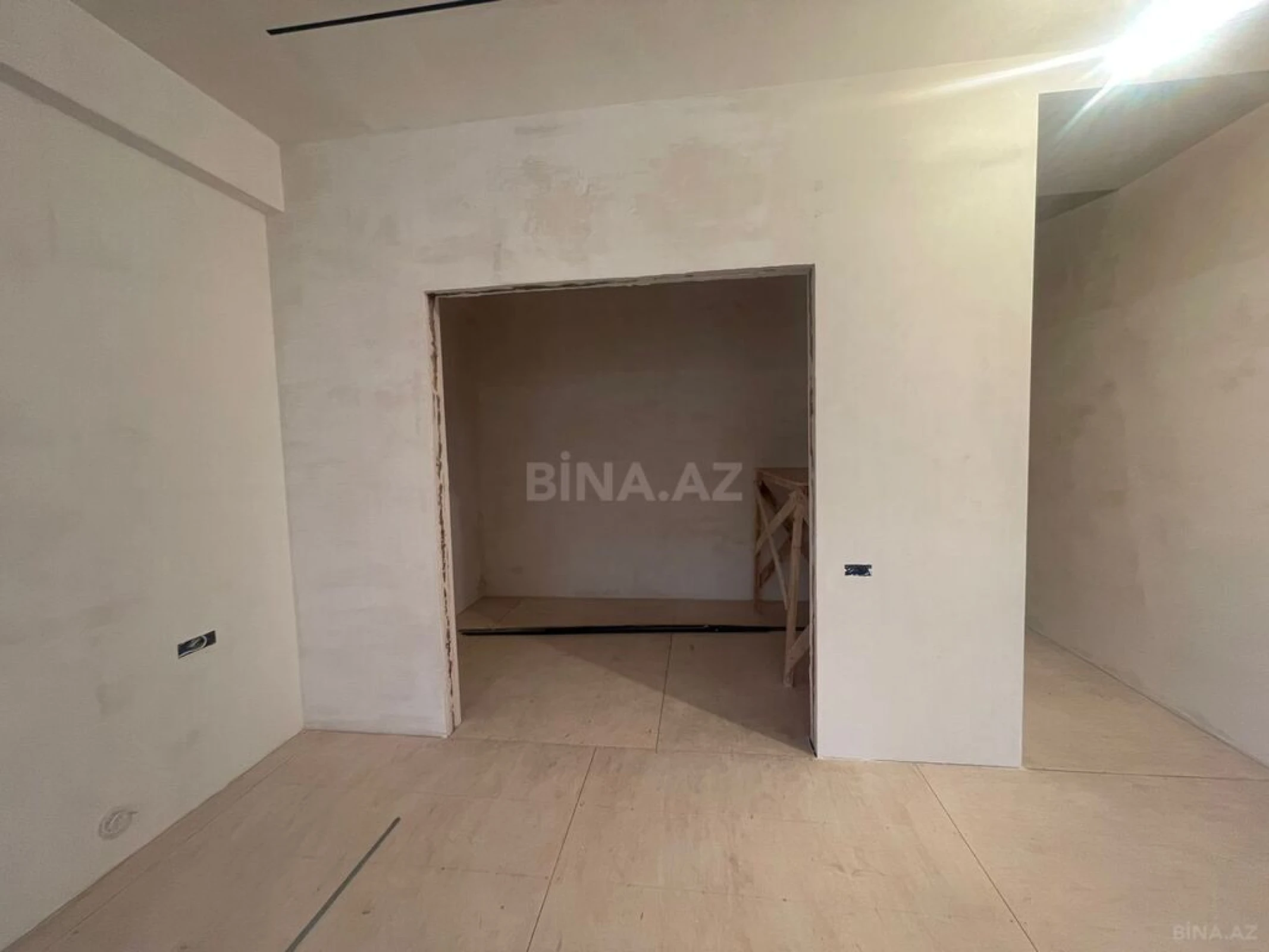 Satılır 4 otaqlı mənzil 232 m²