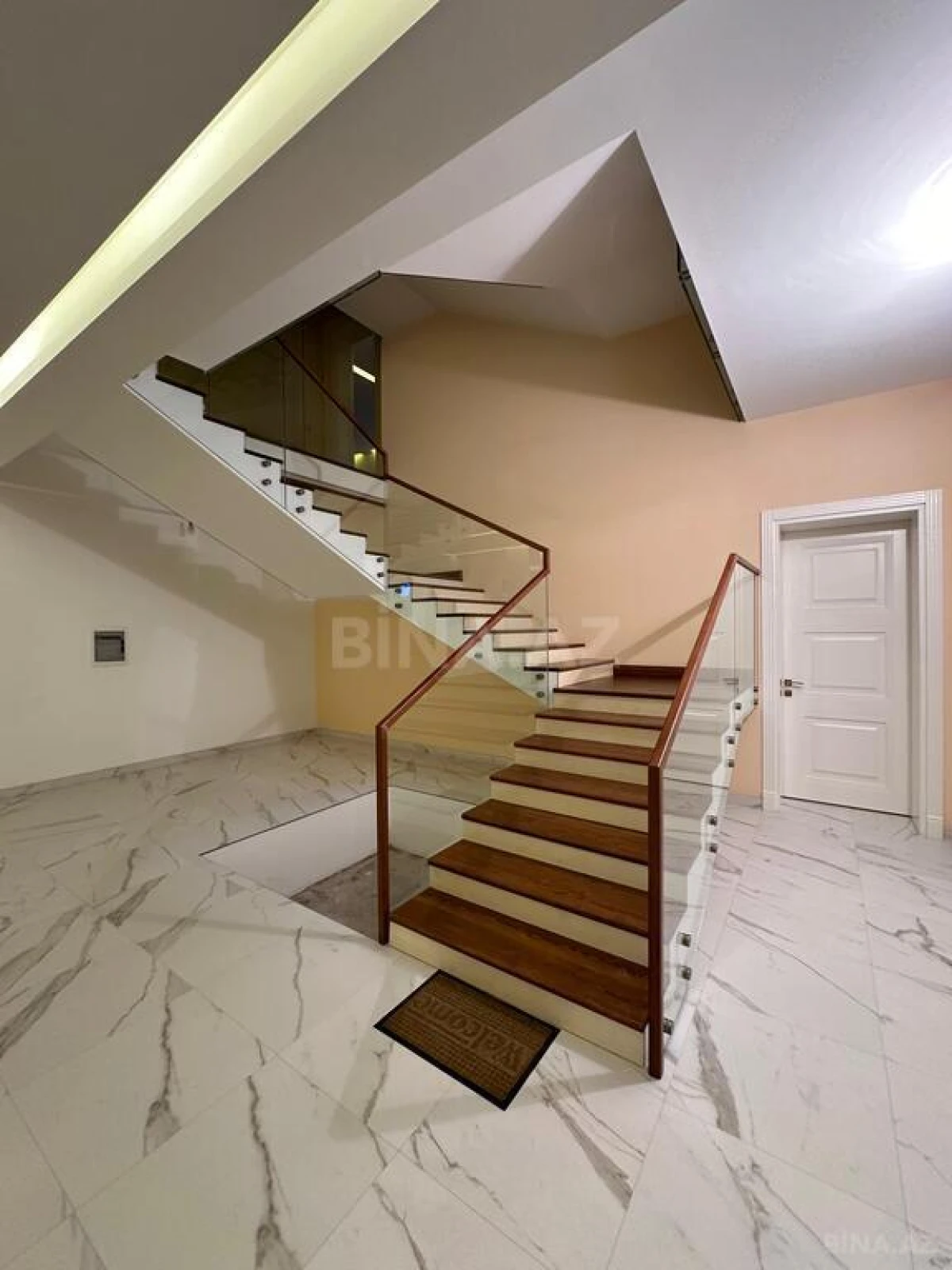 Satılır 8 otaqlı həyət evi 700 m²