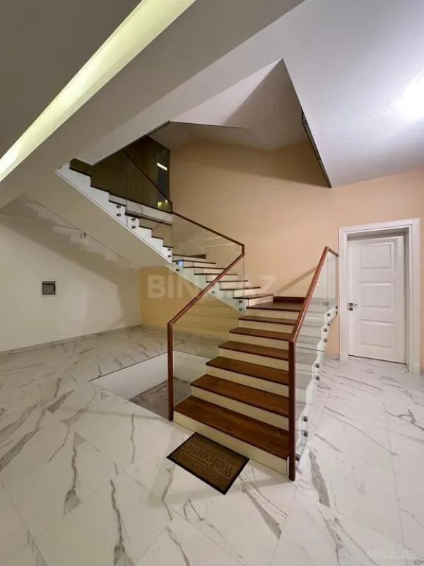 Satılır 8 otaqlı həyət evi 700 m²