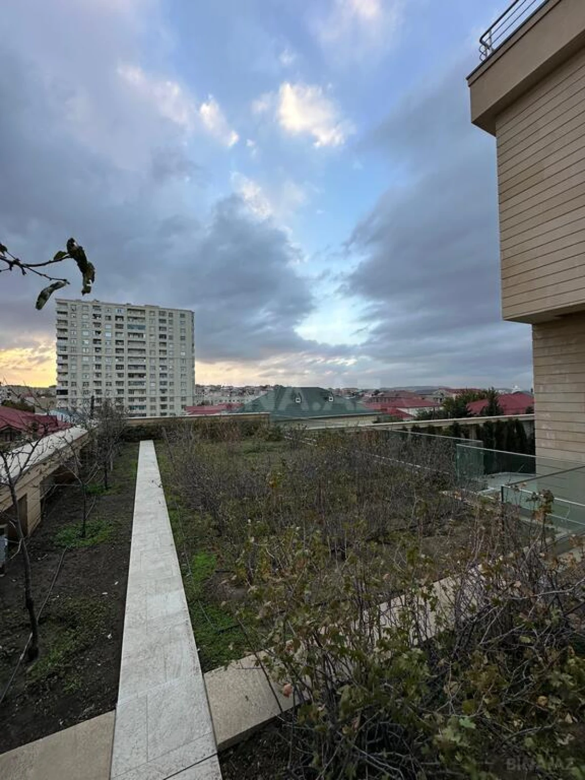 Satılır 8 otaqlı həyət evi 700 m²