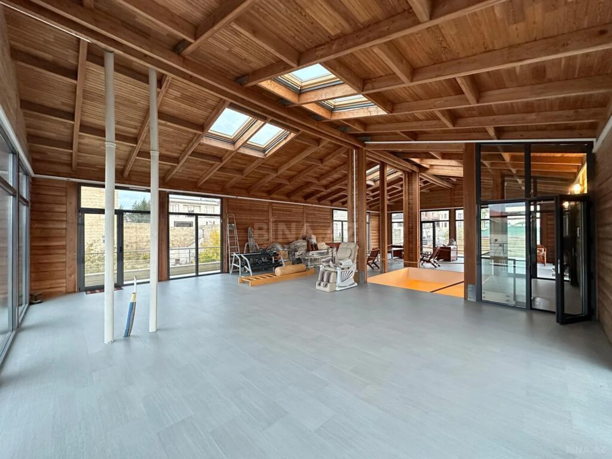 Satılır 8 otaqlı həyət evi 700 m²