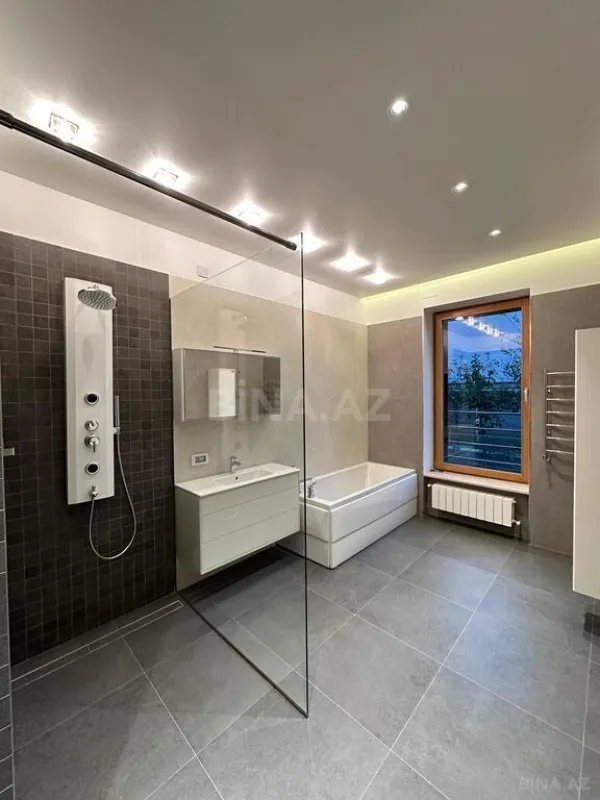 Satılır 8 otaqlı həyət evi 700 m²