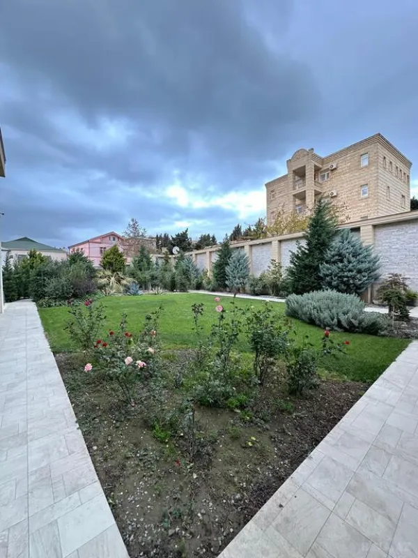 Satılır 8 otaqlı həyət evi 700 m²