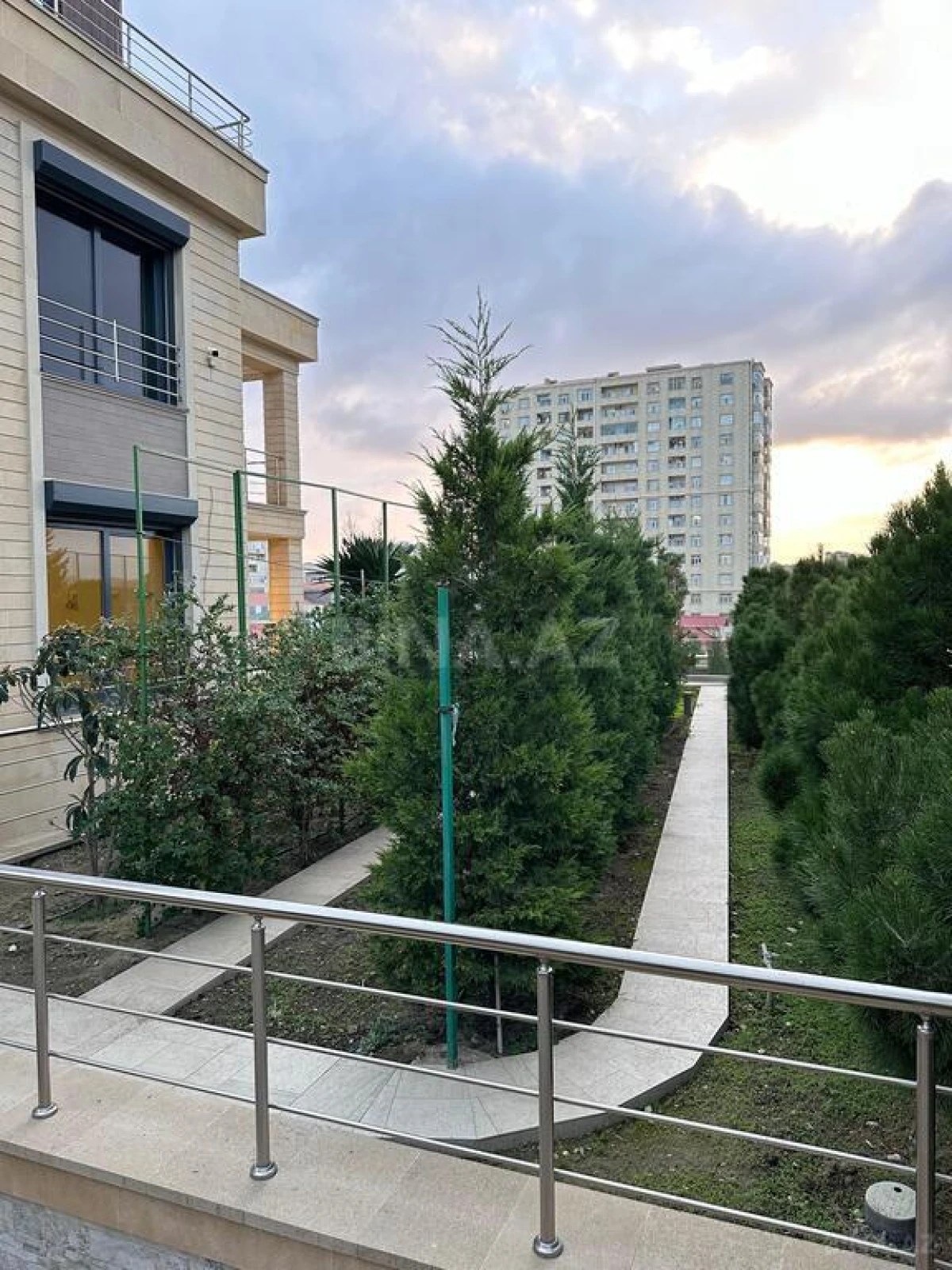 Satılır 8 otaqlı həyət evi 700 m²