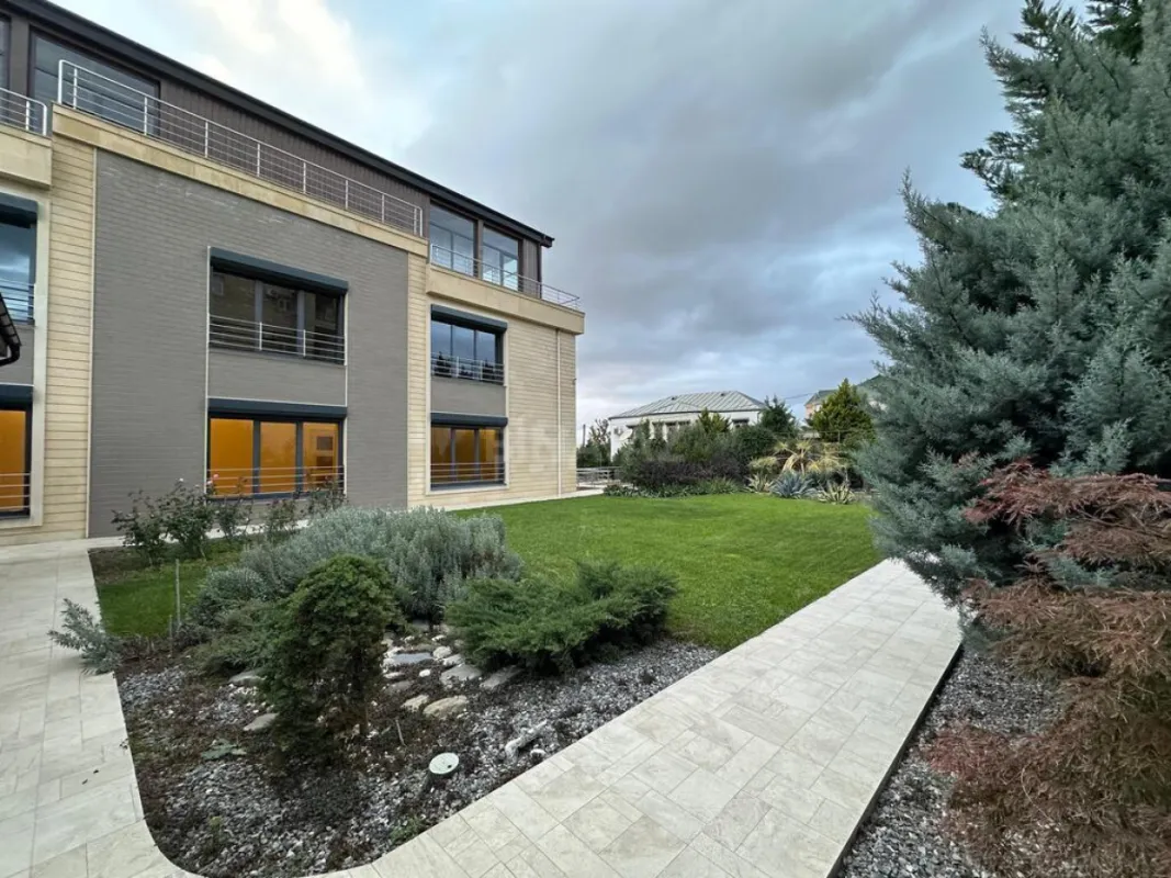 Satılır 8 otaqlı həyət evi 700 m²