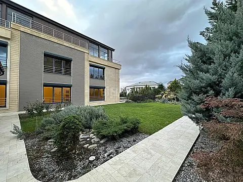 Satılır 8 otaqlı həyət evi 700 m²