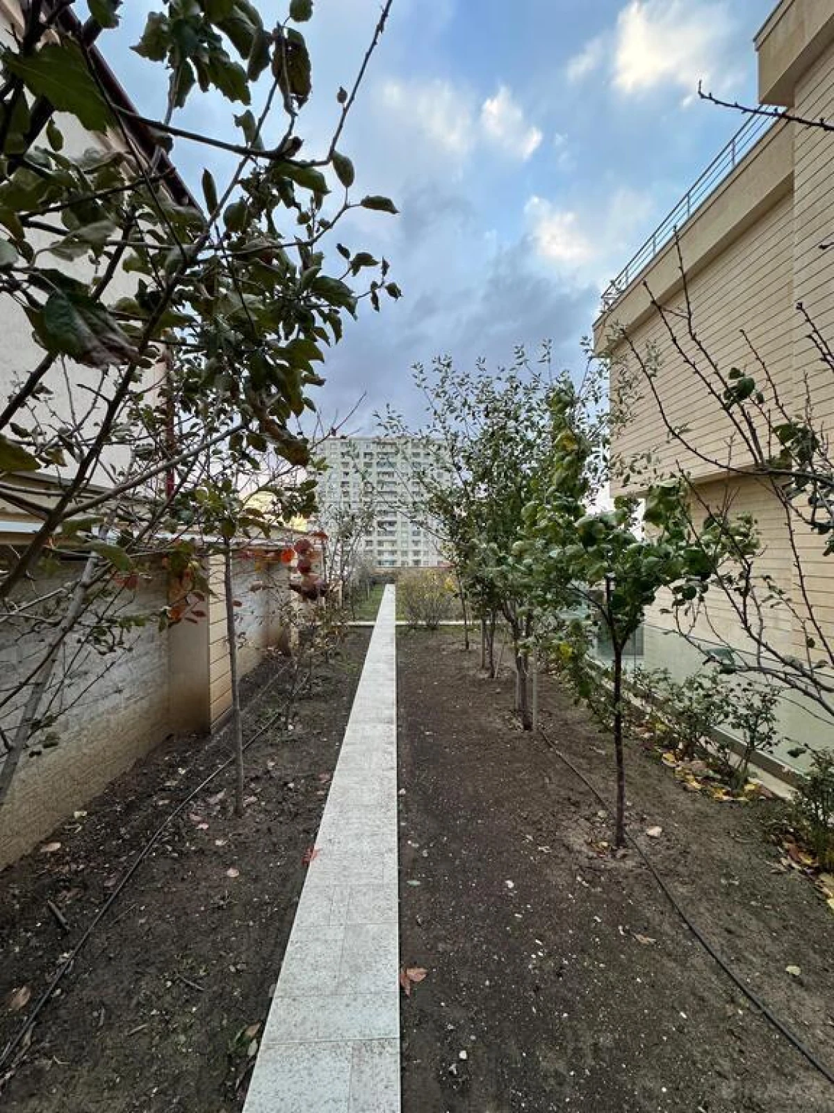 Satılır 8 otaqlı həyət evi 700 m²