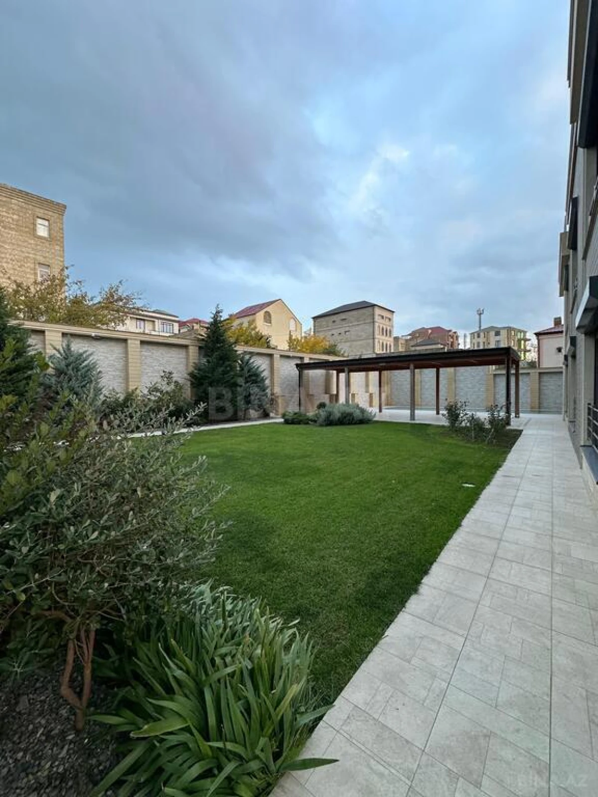 Satılır 8 otaqlı həyət evi 700 m²