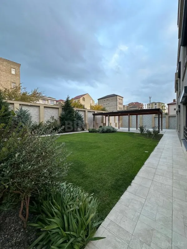 Satılır 8 otaqlı həyət evi 700 m²