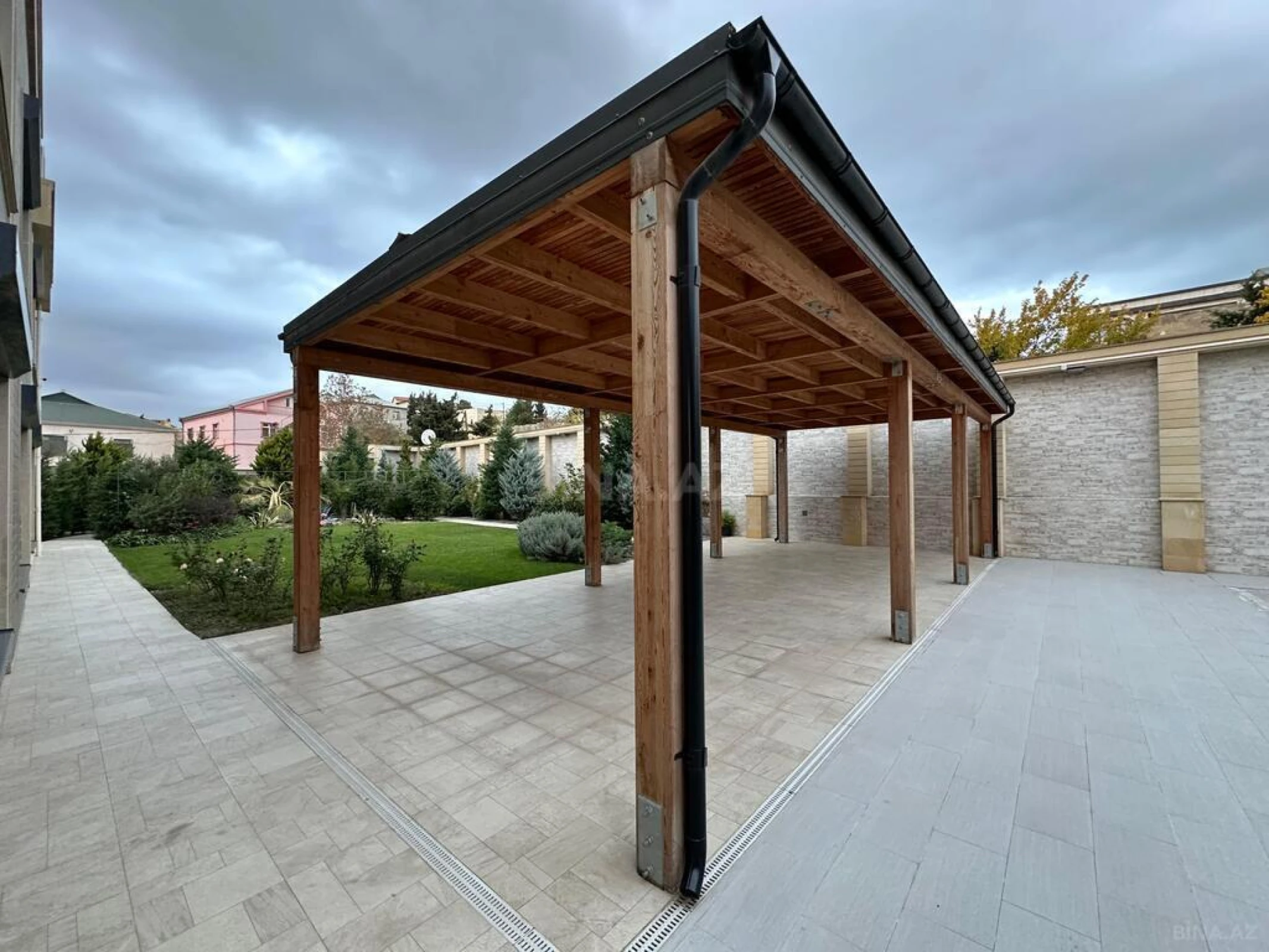 Satılır 8 otaqlı həyət evi 700 m²