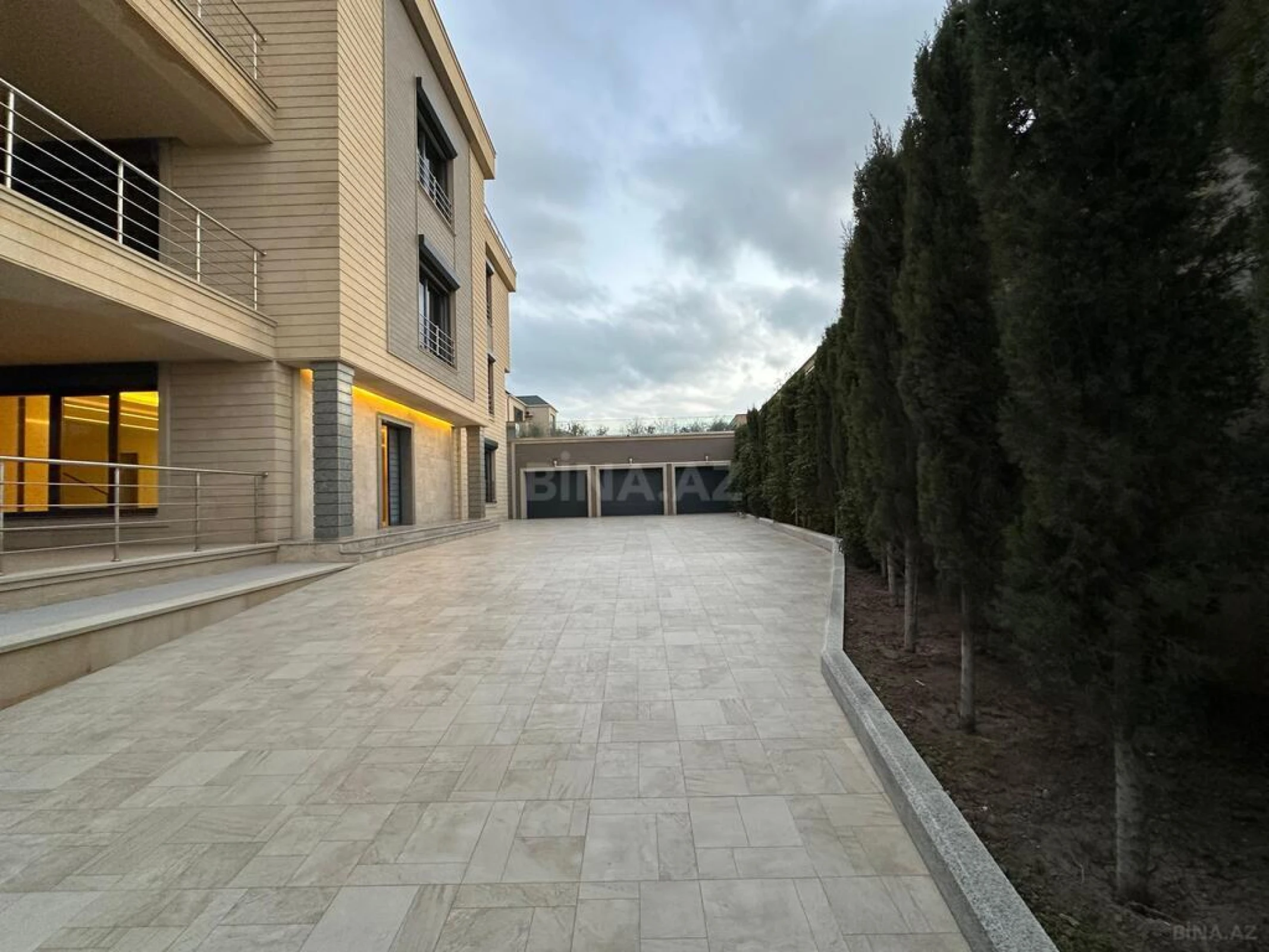 Satılır 8 otaqlı həyət evi 700 m²