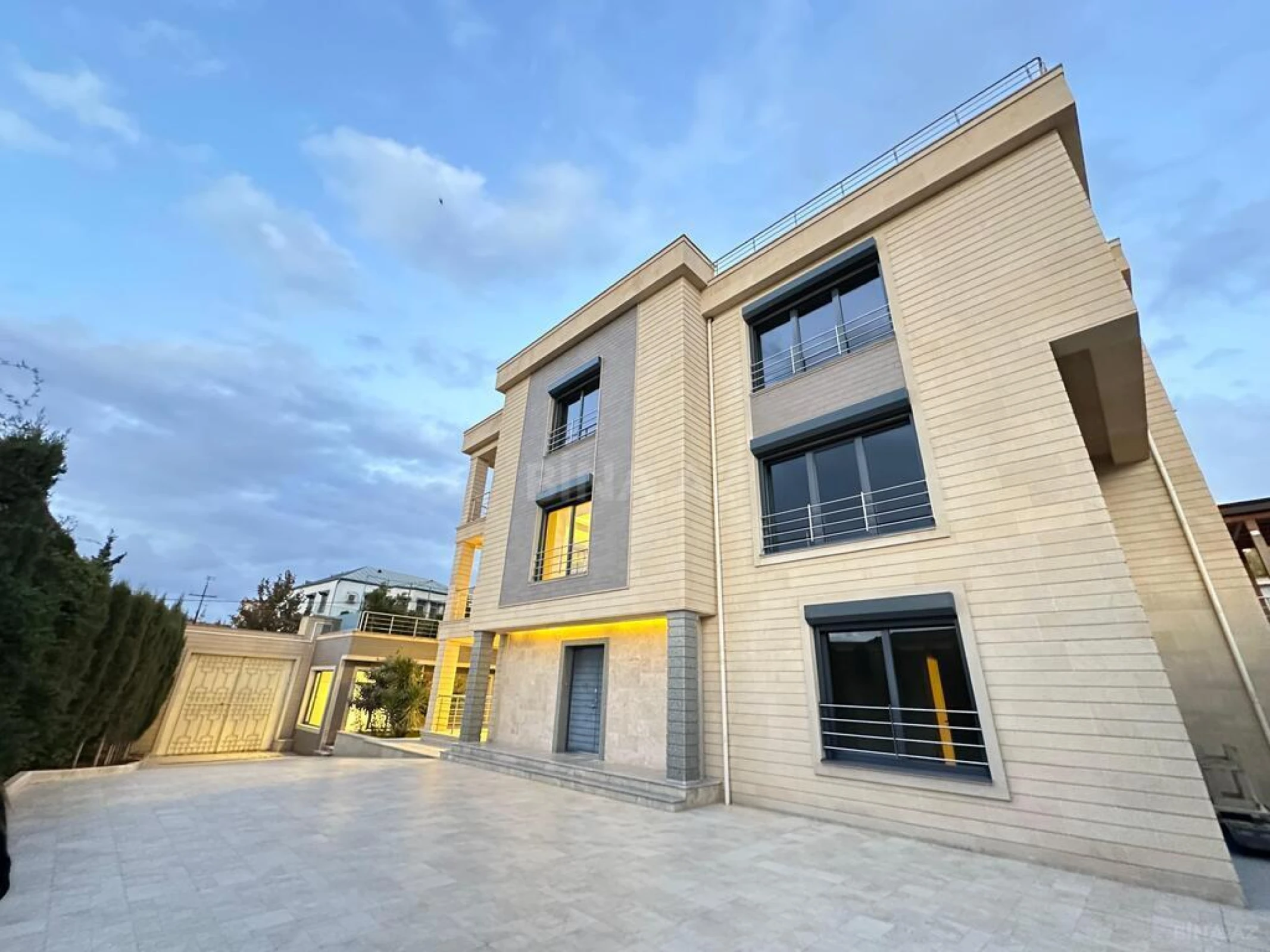 Satılır 8 otaqlı həyət evi 700 m²