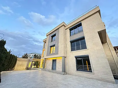Satılır 8 otaqlı həyət evi 700 m²