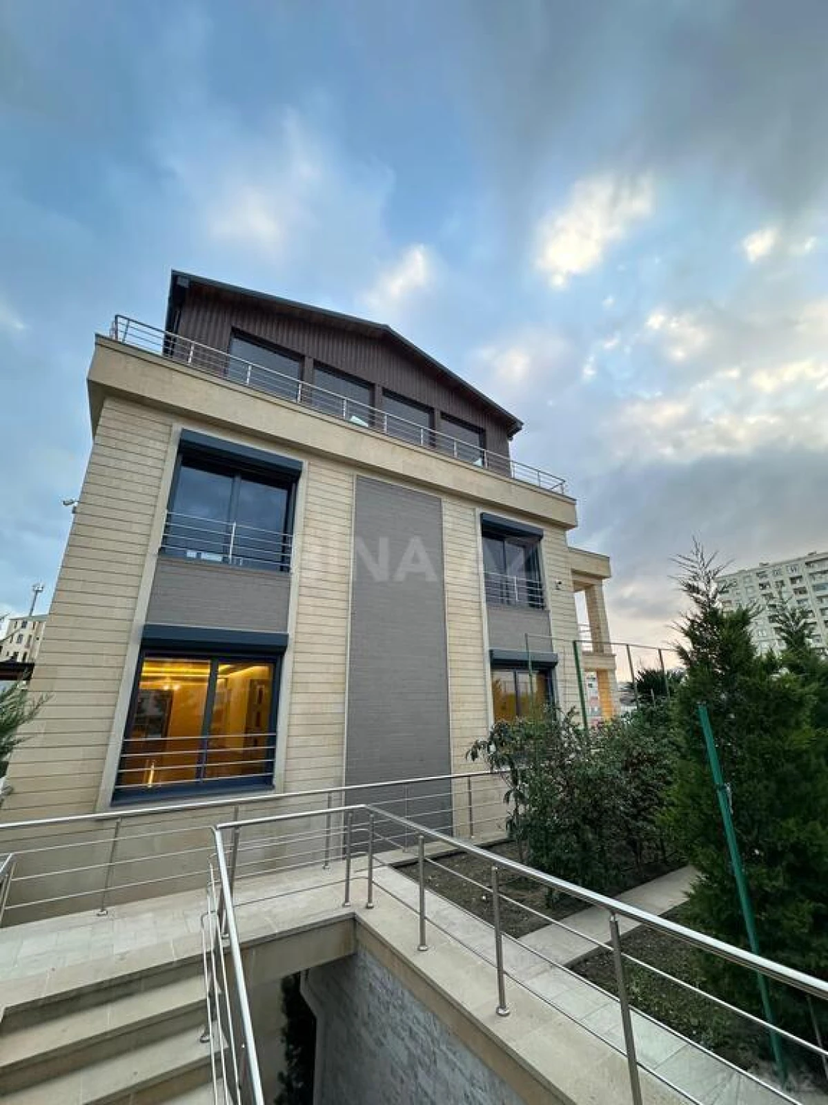 Satılır 8 otaqlı həyət evi 700 m²