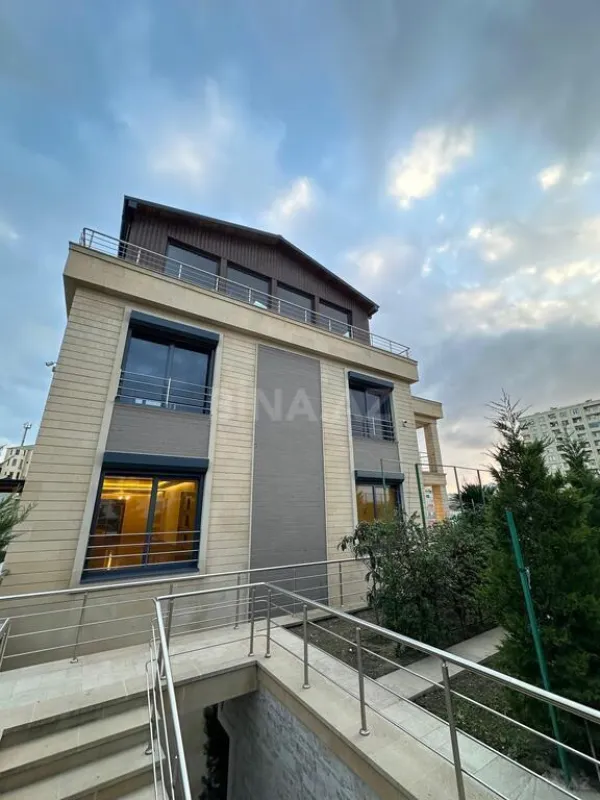 Satılır 8 otaqlı həyət evi 700 m²