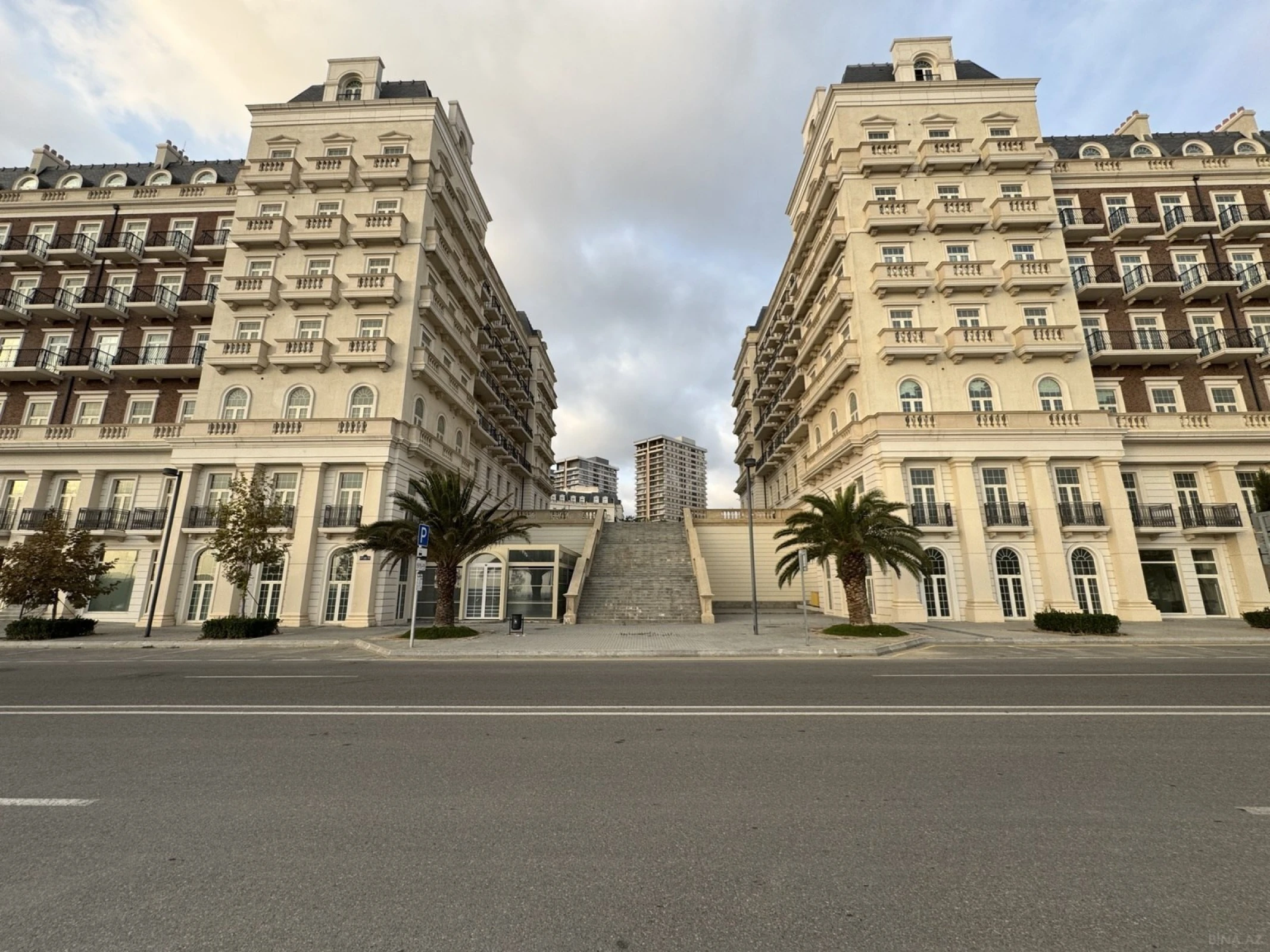 Satılır 4 otaqlı mənzil 145 m²