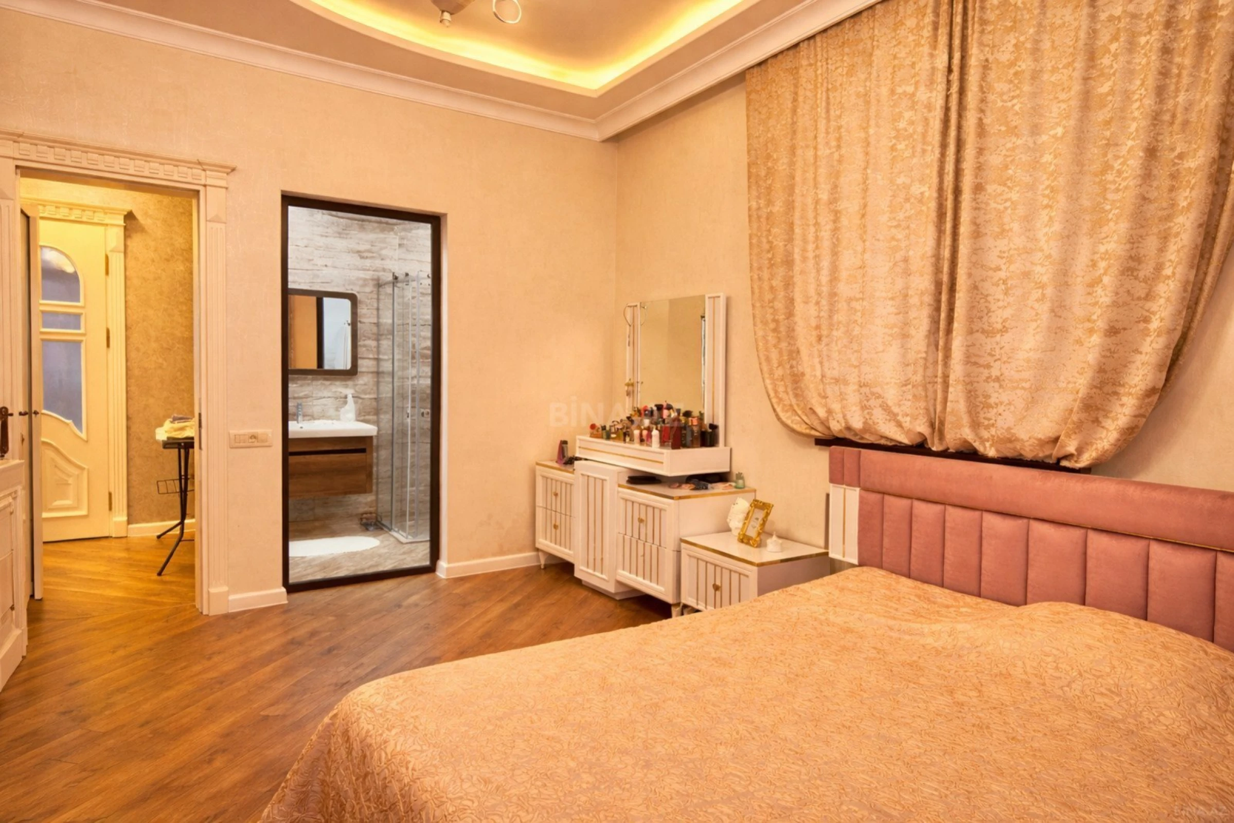 Satılır 6 otaqlı həyət evi 365 m²
