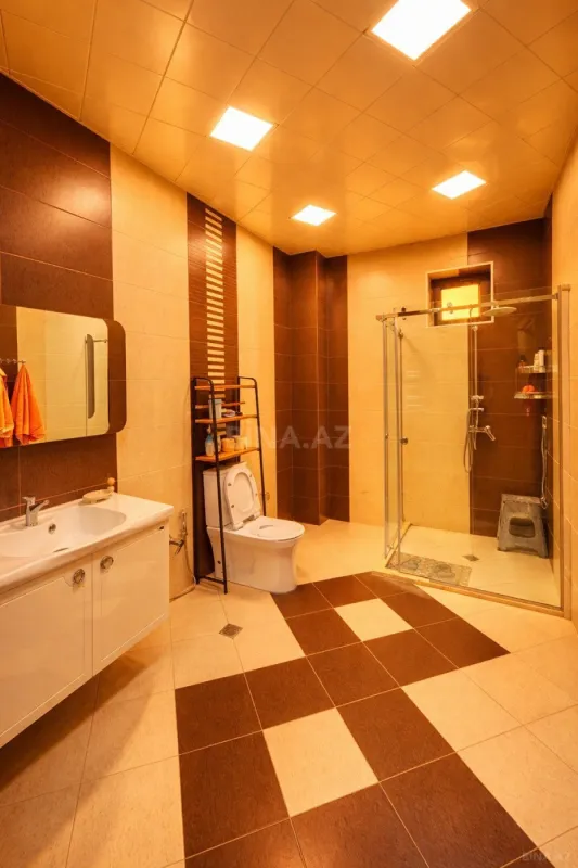 Satılır 6 otaqlı həyət evi 365 m²