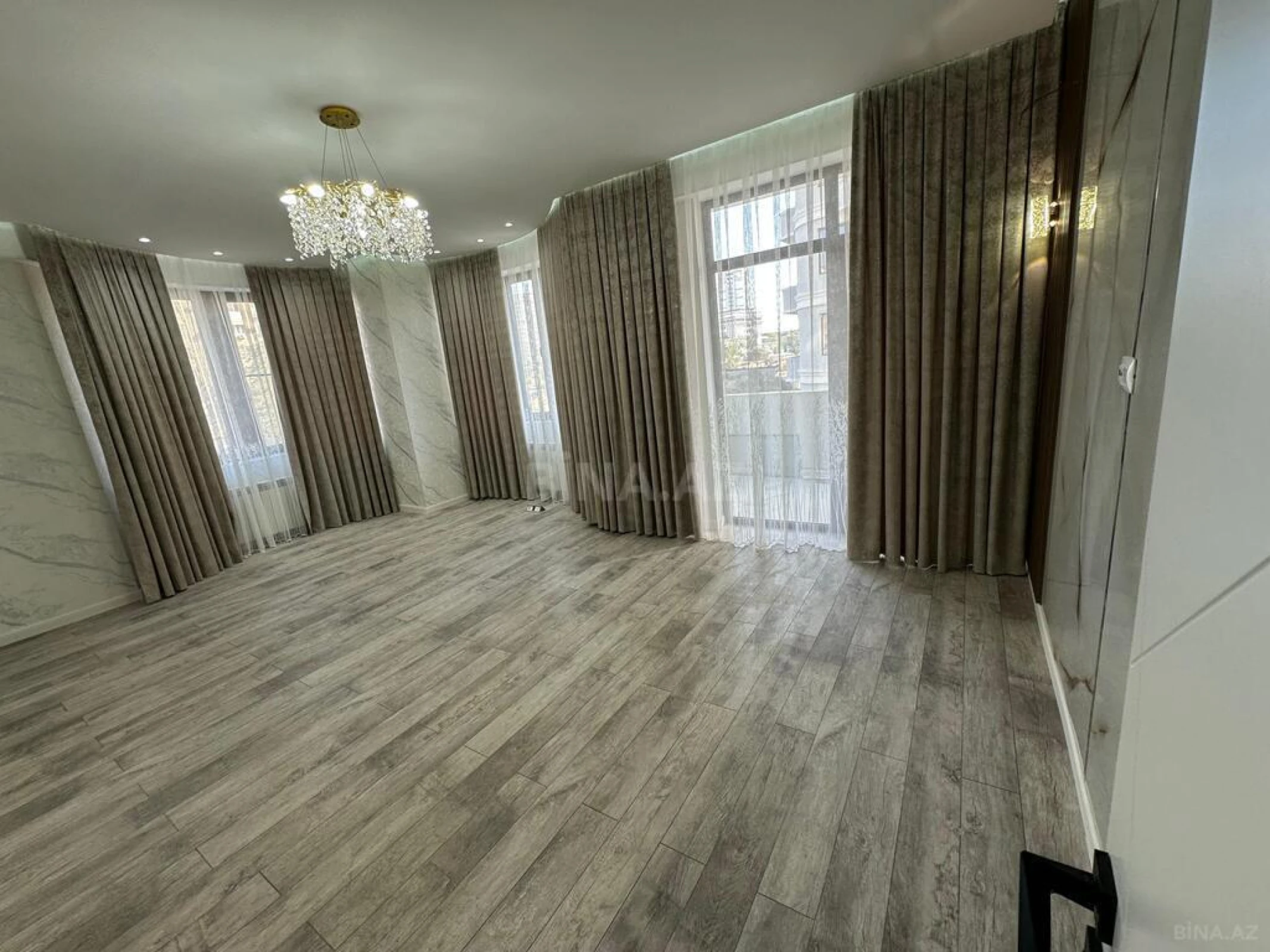 Satılır 3 otaqlı mənzil 134 m²