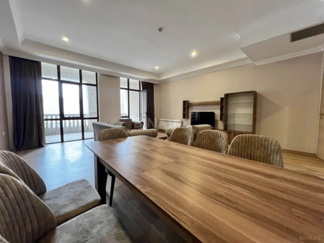 Kirayə verilir 4 otaqlı mənzil 207 m²