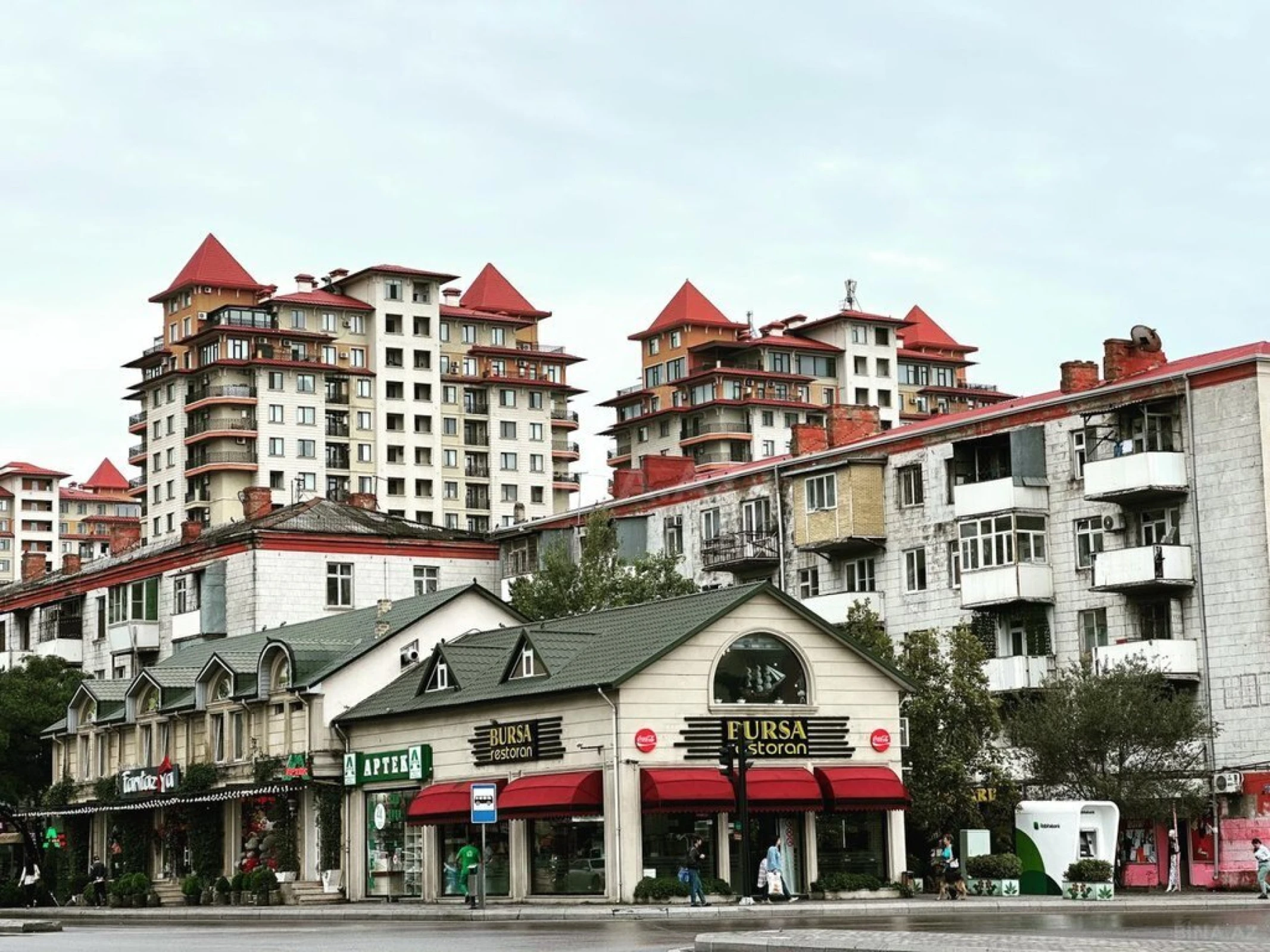 Satılır 3 otaqlı mənzil 107 m²