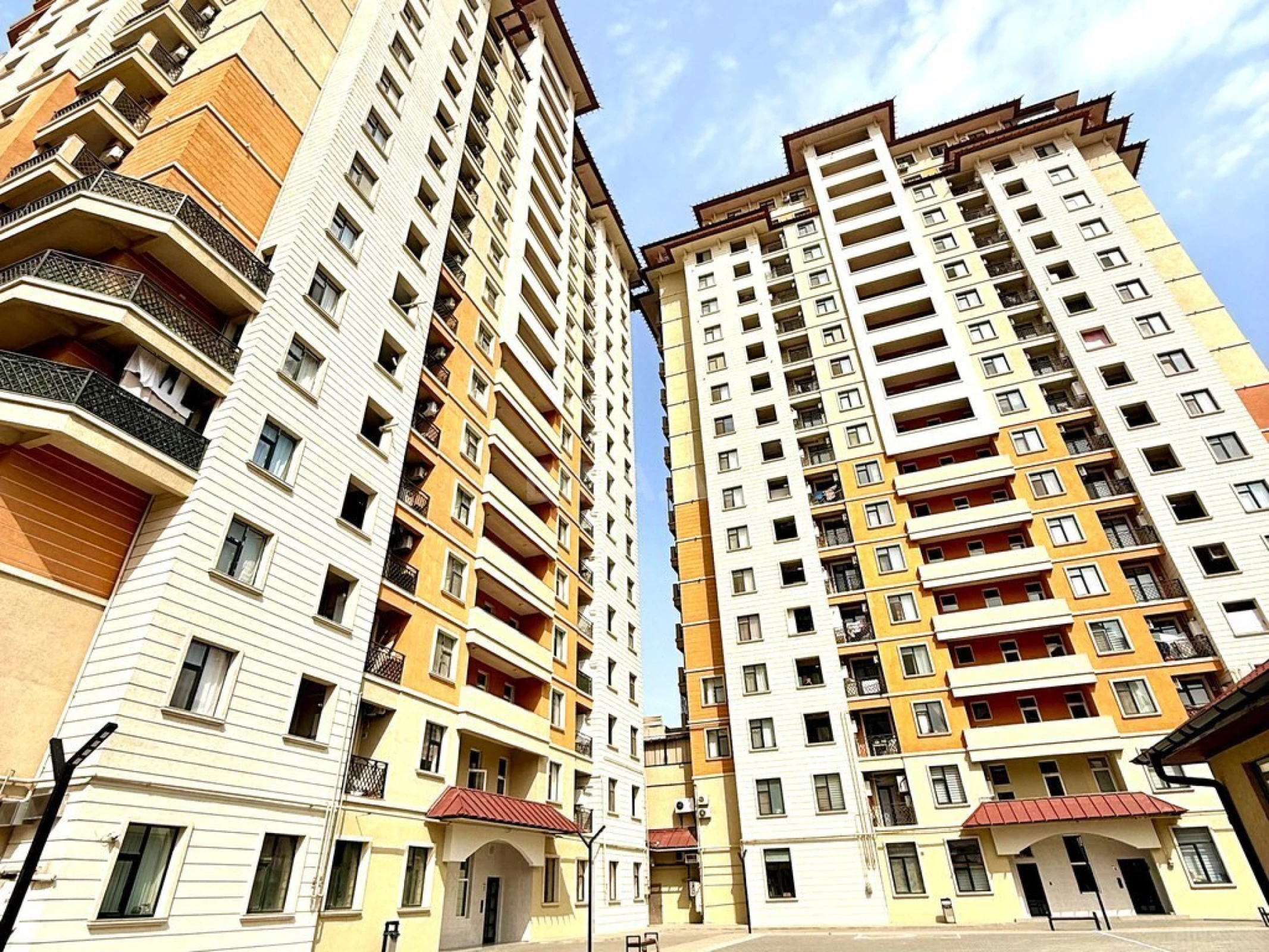 Satılır 3 otaqlı mənzil 107 m²