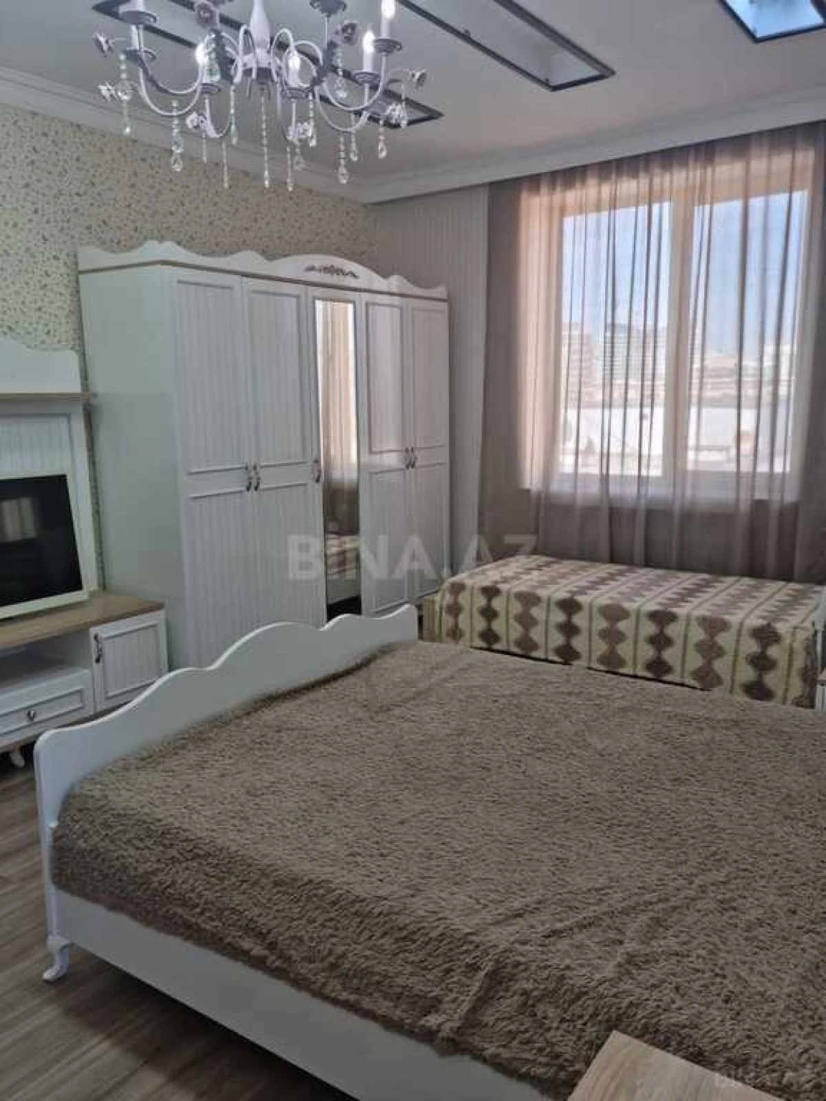 Satılır 4 otaqlı mənzil 158 m²