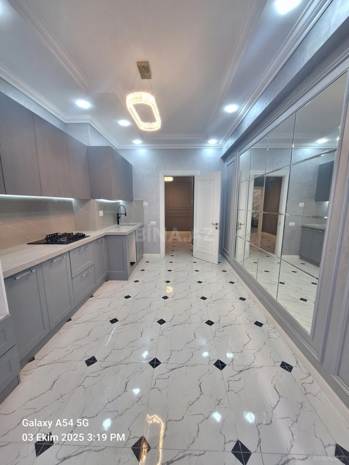 Satılır 3 otaqlı mənzil 140 m²