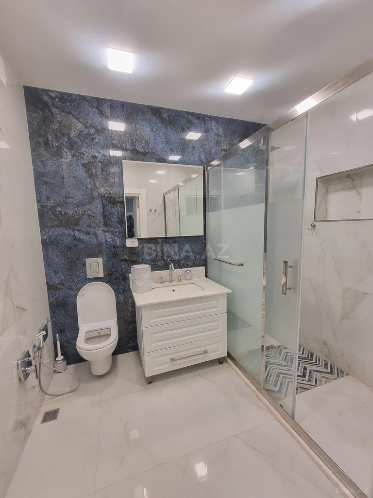 Satılır 3 otaqlı mənzil 156 m²