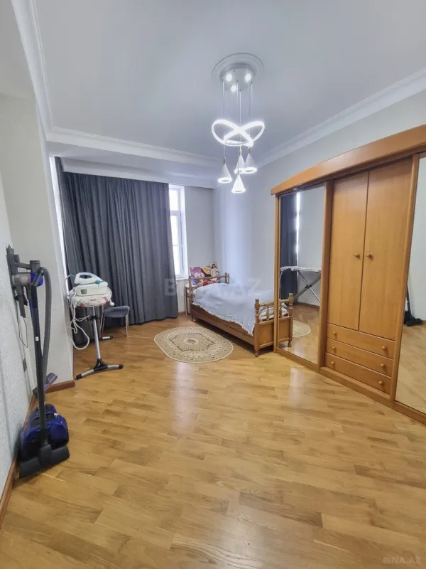 Satılır 3 otaqlı mənzil 156 m²