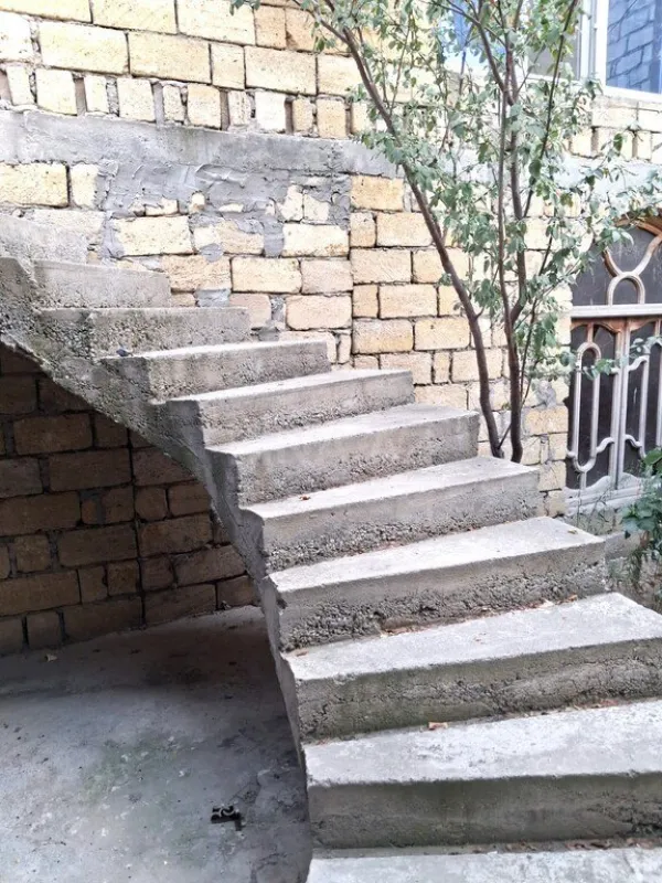 Satılır 6 otaqlı həyət evi 220 m²