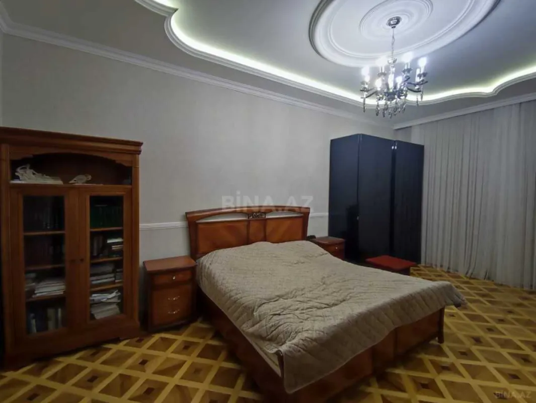Satılır 4 otaqlı mənzil 220 m²